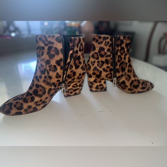 Gorgeous brand NEW, never worn Cheetah 🐆 print “botkier New York” boots😍 - Picture 13 of 13
